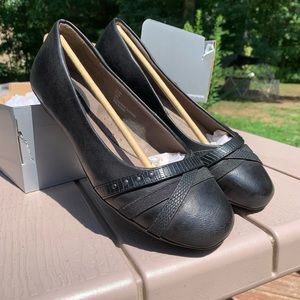 NWT black Cloudwalkers, women’s 8.5 wide